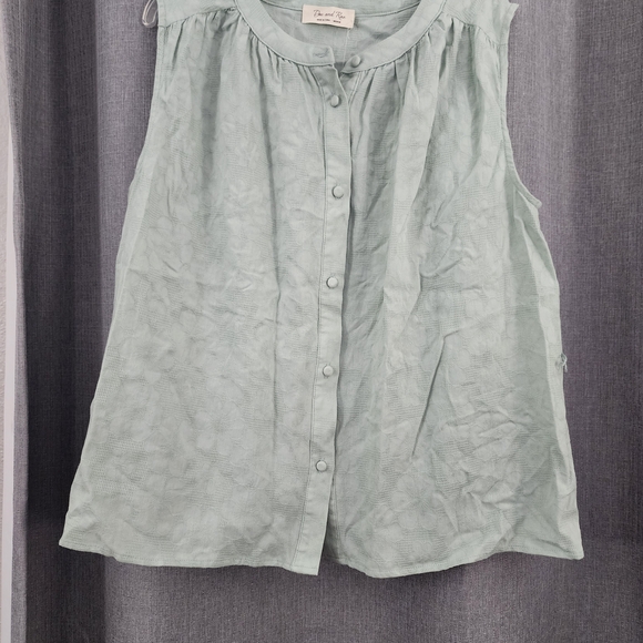 Doe & Rae Sage Button-Down Blouse - Picture 5 of 6